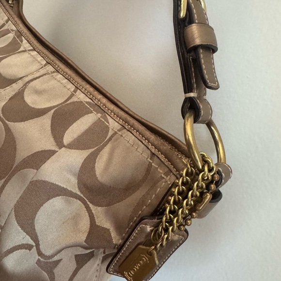 Coach Beige Signature Shoulder Bag In Almost New Conditions! - Picture 2 of 7